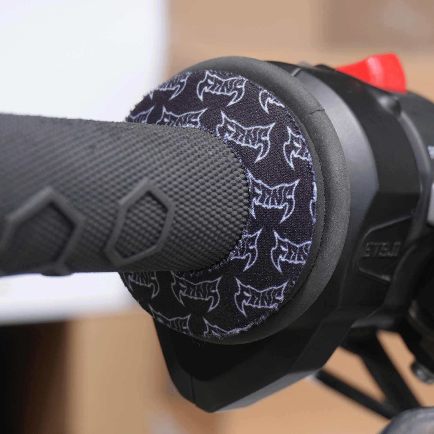 Black - FangMoto Grip Donuts